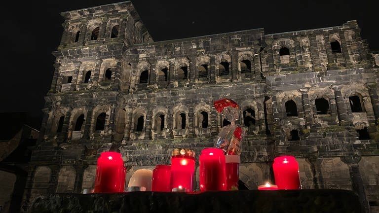   Kerzen vor der Porta Nigra - Gedenken an die Opfer